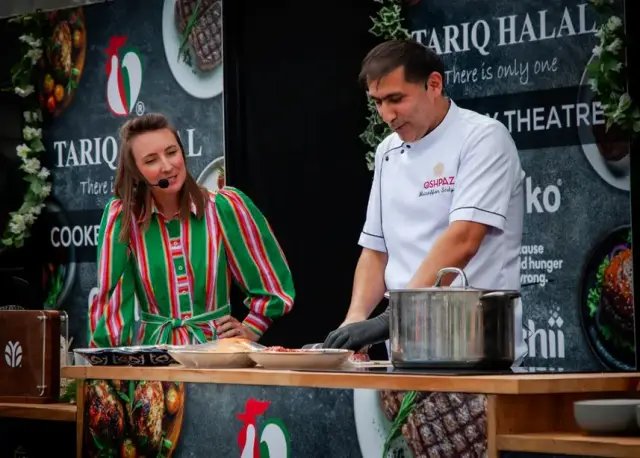 Ошпазы из Узбекистана показали жителям Лондона, как готовить настоящий плов