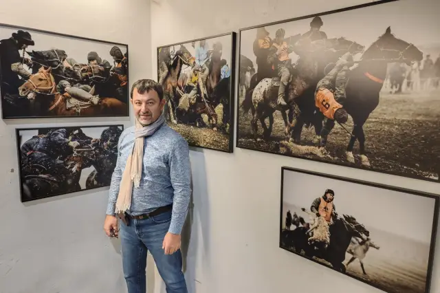 Работы фотографа из Узбекистана Эрнеста Куртвелиева представлены на выставке в Париже